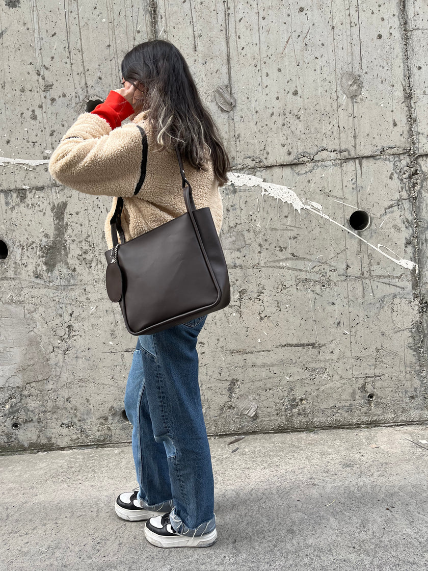 Brev Charmlı Omuz Çantası - Kahverengi