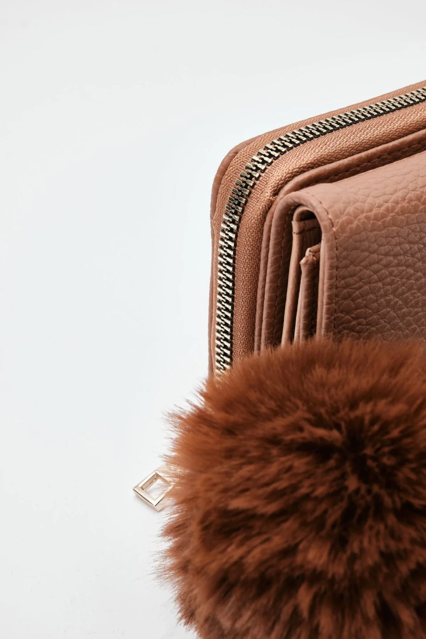 Lotus Ponpon Detaylı Yumuşak Cüzdan Taba